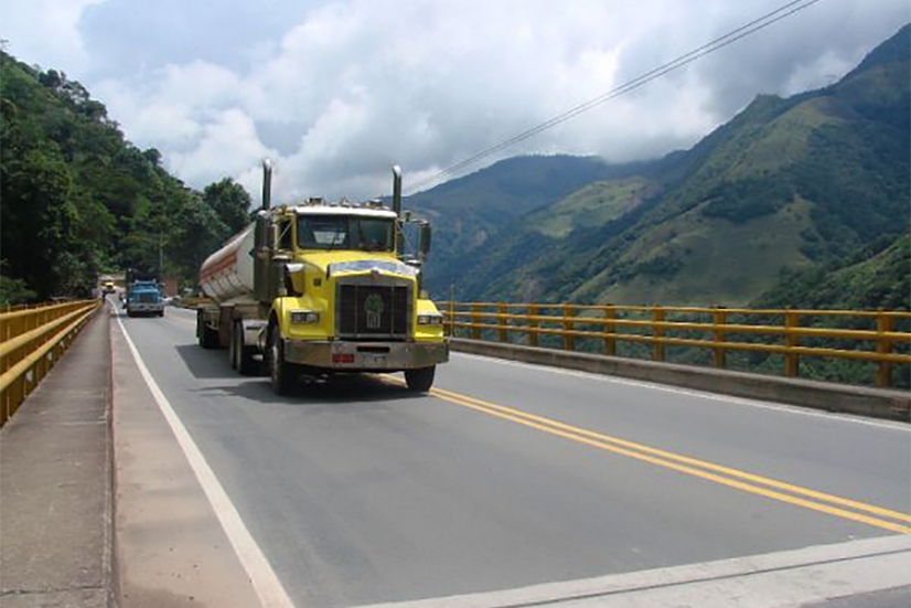 Una vista aérea de una carretera colombiana